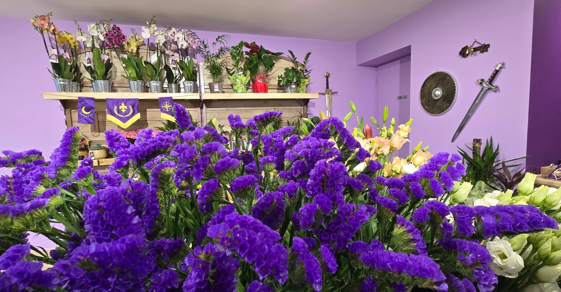 Présentoir de fleurs fraîches chez Royaume Fleuri, fleuriste à Angoulême